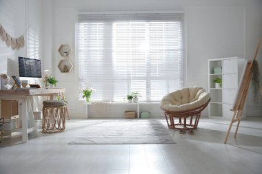 Rahat işyeri ve papazlık koltuğu olan şık bir ofis.