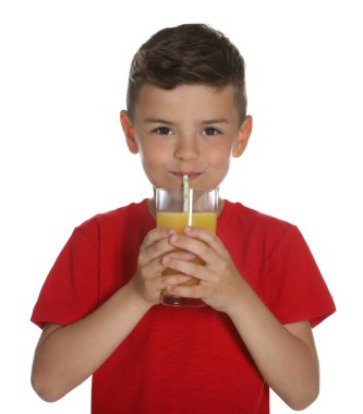 Küçük çocuk beyaz arka planda meyve suyu içiyor.