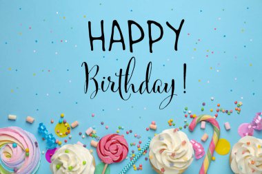 Doğum günün kutlu olsun! Açık mavi arkaplanda keklerin olduğu düz kompozisyon