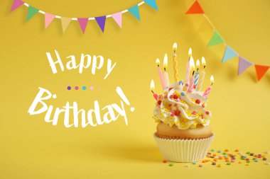 Doğum günün kutlu olsun! Sarı arka planda mumları olan enfes bir kek.