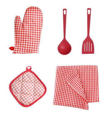 Beyaz arka planda farklı mutfak aletleri ve fırın eldiveni ile ayarlayın, üst görünüm