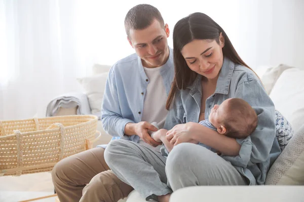 Lycklig Familj Med Söt Baby Soffan Hemma — Stockfoto