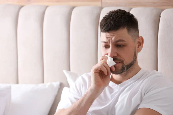 Homem Que Sofre Corrimento Nasal Cama Espaço Para Texto — Fotografia de Stock