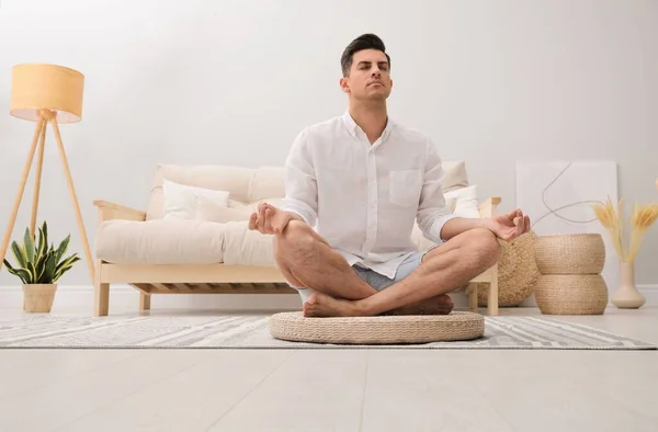 Homem Meditando Tapete Vime Casa — Fotografia de Stock