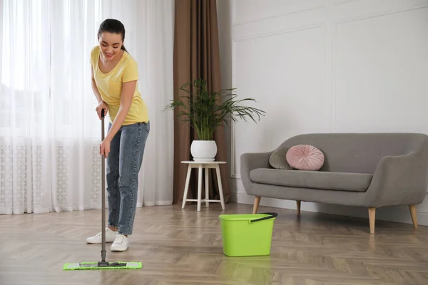 Junge Frau Putzt Fußboden Mit Wischmopp Wohnzimmer — Stockfoto