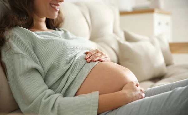 Zwangere Vrouw Raakt Haar Buik Binnen Close — Stockfoto