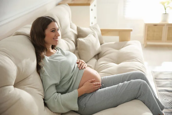 Glückliche Schwangere Frau Berührt Ihren Bauch Drinnen — Stockfoto