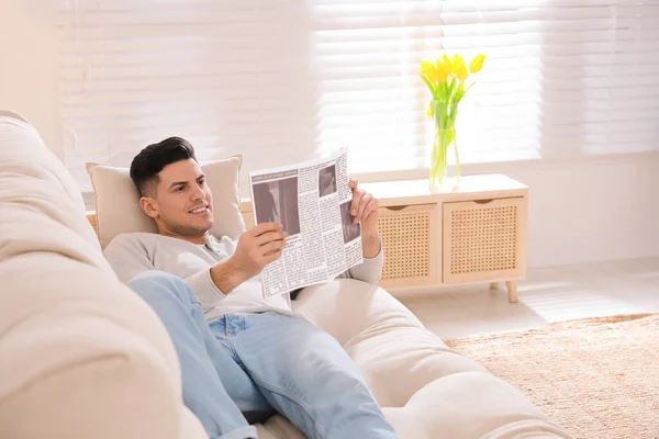 Mann Liest Zeitung Hause Auf Sofa — Stockfoto