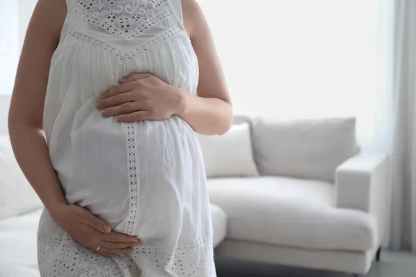 Gravid Ung Kvinna Röra Magen Hemma Närbild Plats För Text — Stockfoto