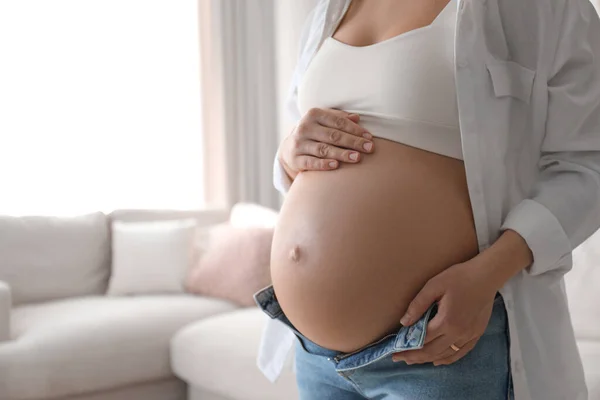 Gravid Ung Kvinna Röra Magen Hemma Närbild Plats För Text — Stockfoto