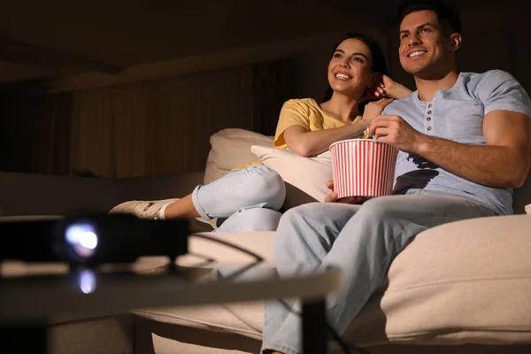 Para Oglądających Film Popcornem Kanapie Nocy Miejsce Tekst — Zdjęcie stockowe