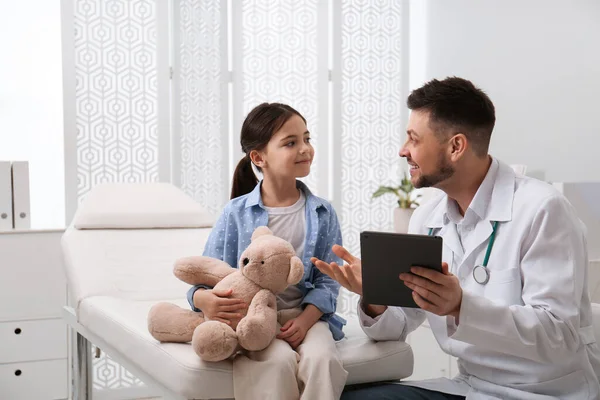 Kinderarzt Erklärt Kleinem Mädchen Krankenhaus Körperliches Untersuchungsergebnis — Stockfoto