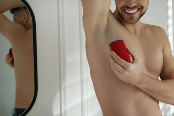 Homem Aplicando Desodorizante Banheiro Close Espaço Para Texto — Fotografia de Stock