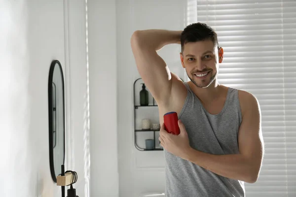 Banyoya Deodorant Süren Yakışıklı Bir Adam Metin Için Boşluk — Stok fotoğraf