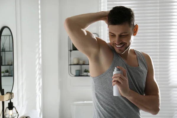 Homem Bonito Aplicando Desodorizante Banheiro Espaço Para Texto — Fotografia de Stock