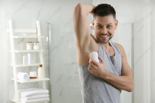 Homem Bonito Aplicando Desodorizante Banheiro Espaço Para Texto — Fotografia de Stock