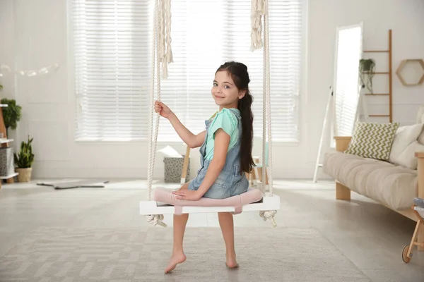 Χαριτωμένο Κοριτσάκι Παίζει Στην Κούνια Στο Σπίτι — Φωτογραφία Αρχείου