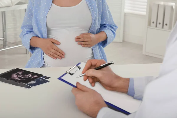 Těhotná Žena Návštěvě Gynekologické Ordinaci Detailní Záběr — Stock fotografie