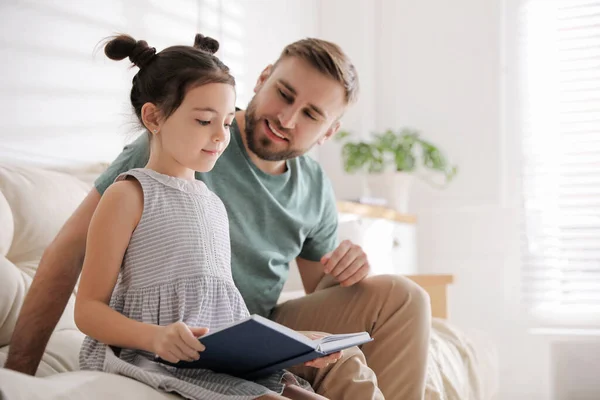 Liten Flicka Med Far Läser Saga Vardagsrummet — Stockfoto