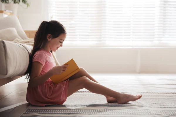 Κοριτσάκι Που Διαβάζει Παραμύθι Στο Σαλόνι — Φωτογραφία Αρχείου