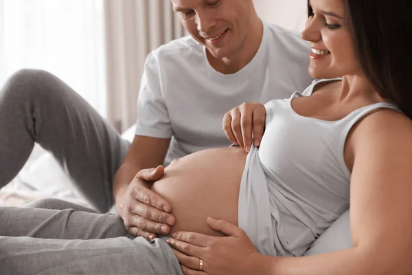 Junge Schwangere Frau Mit Ihrem Mann Drinnen Nahaufnahme — Stockfoto