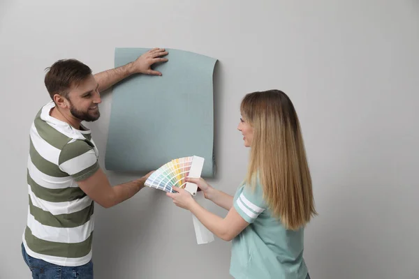 新墙纸和室内调色板的年轻夫妇 — 图库照片