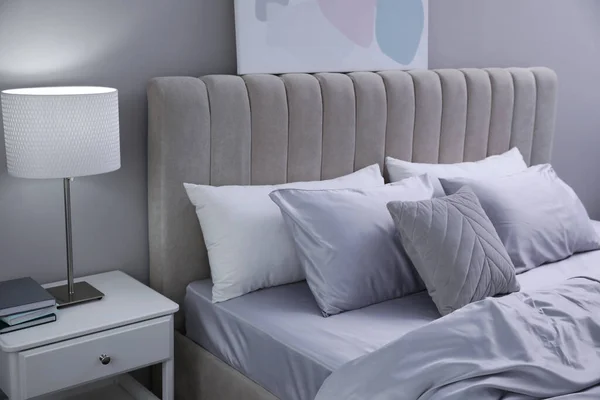 Acogedora Cama Con Ropa Cama Suave Sedosa Habitación Luz —  Fotos de Stock