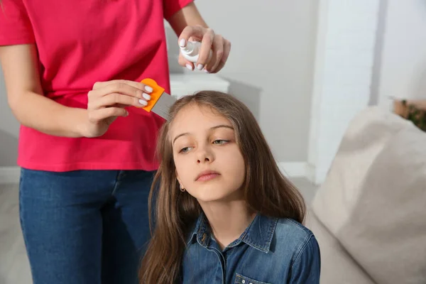 Mère Utilisant Peigne Nit Pulvériser Sur Les Cheveux Fille Maison — Photo