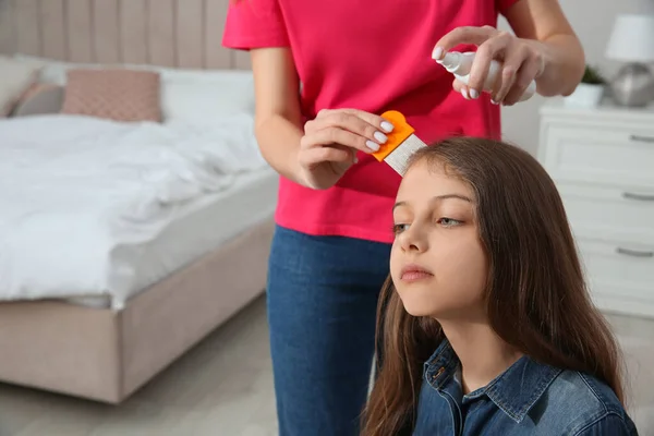 Mother Using Nit Comb Spray Daughter Hair Home Lice Treatment — Stock Photo, Image