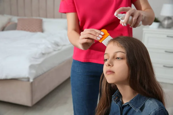 Mère Utilisant Peigne Nit Pulvériser Sur Les Cheveux Fille Maison — Photo