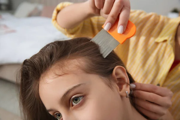 Mother Using Nit Comb Her Daughter Hair Indoors Lice Treatment — Stock Photo, Image