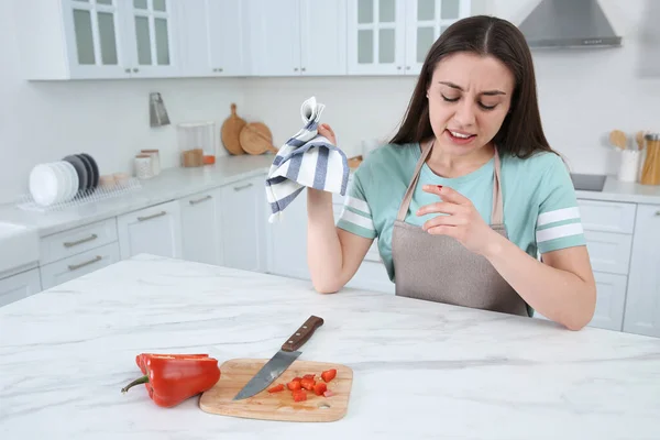 Frau Schnitt Sich Finger Mit Messer Beim Kochen Küche — Stockfoto