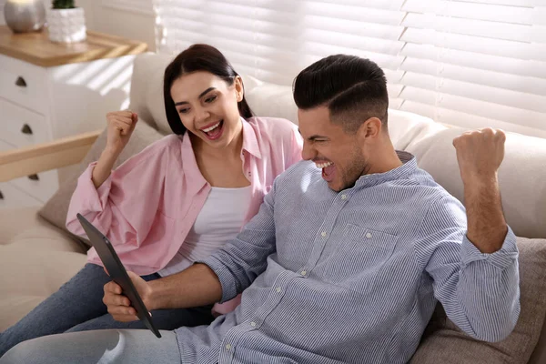 Συναισθηματικό Ζευγάρι Που Συμμετέχει Online Δημοπρασία Χρησιμοποιώντας Tablet Στο Σπίτι — Φωτογραφία Αρχείου