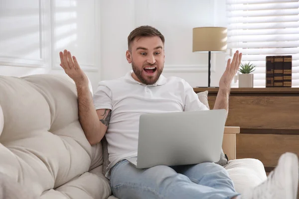 Emotionele Man Die Deelneemt Aan Online Veilingen Met Laptop Thuis — Stockfoto