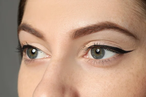 Mujer Joven Con Hermosas Cejas Sobre Fondo Gris Primer Plano — Foto de Stock