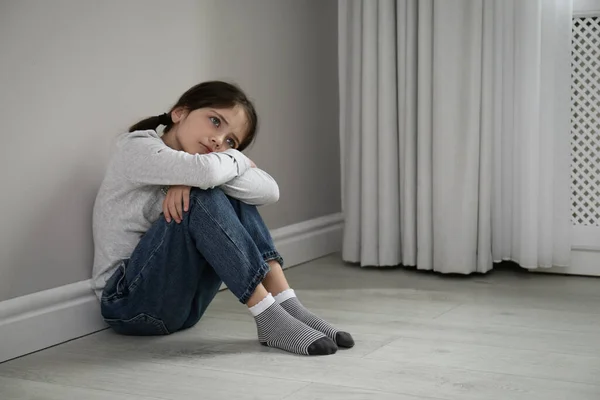 Trauriges Kleines Mädchen Das Drinnen Auf Dem Boden Sitzt Platz — Stockfoto