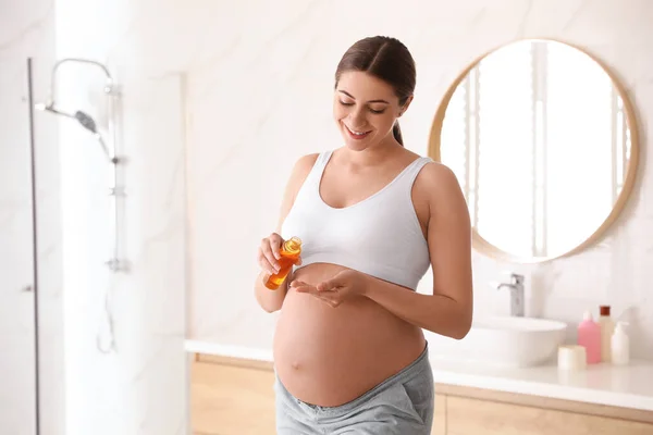 Young Pregnant Woman Cosmetic Product Bathroom — Stock Photo, Image