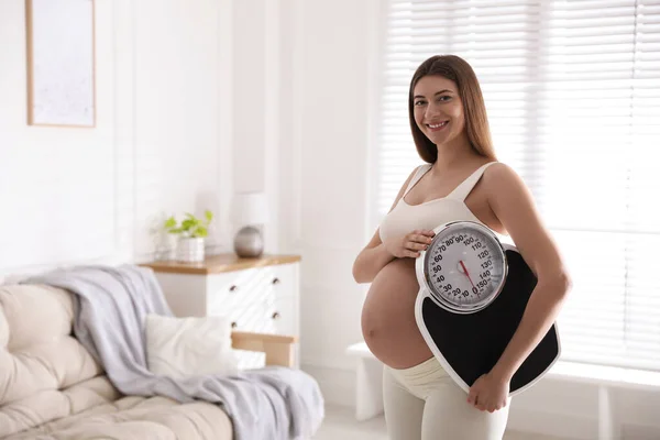 Junge Schwangere Frau Mit Waage Hause Raum Für Text — Stockfoto