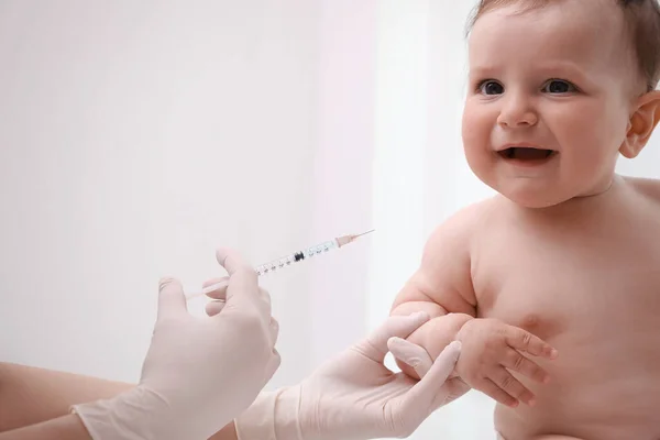 Läkaren Vaccinerar Barnet Mot Ljus Bakgrund Hälsovård — Stockfoto