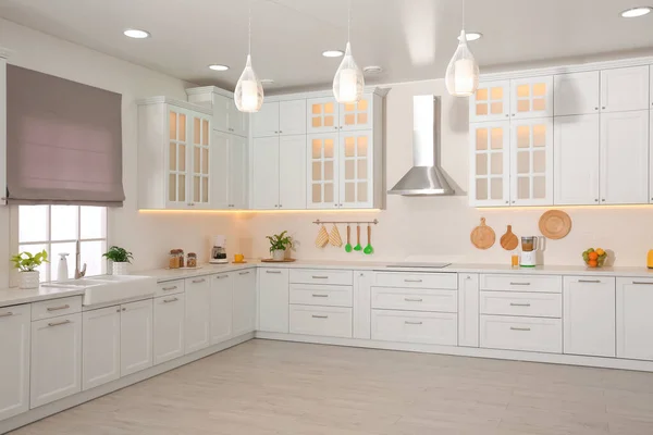 スタイリッシュな家具や近代的な設備の光キッチンインテリア — ストック写真