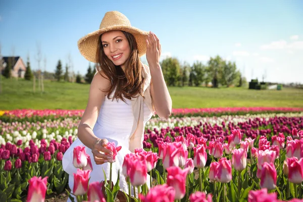 Vrouw Prachtig Tulpenveld Zonnige Dag — Stockfoto