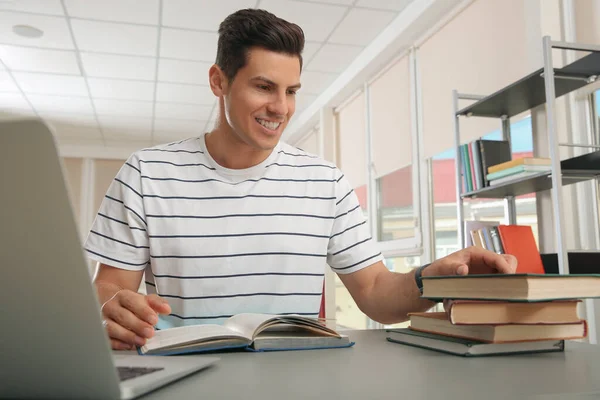 Homem Com Laptop Livros Estudando Mesa Biblioteca — Fotografia de Stock