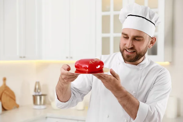 Felice Pasticcere Professionista Che Tiene Deliziosa Torta Cucina — Foto Stock