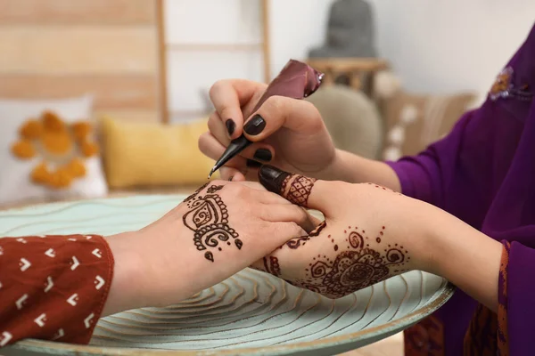Profissional Mehndi Mestre Fazendo Tatuagem Henna Dentro Casa Close — Fotografia de Stock