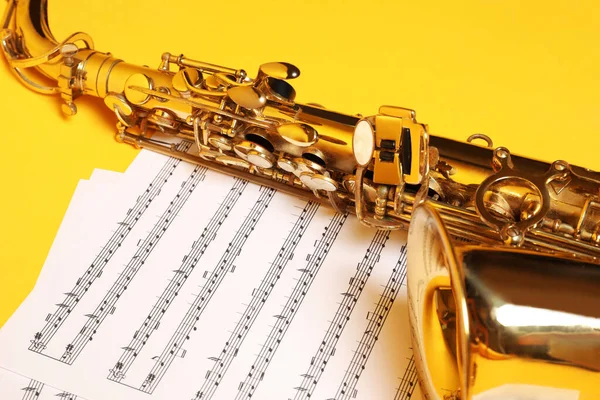Piękny Saksofon Notatki Żółtym Tle Zbliżenie — Zdjęcie stockowe