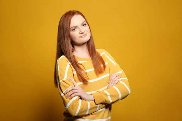 Çekici Gülüşü Sarı Arka Planda Muhteşem Kızıl Saçları Olan Mutlu — Stok fotoğraf