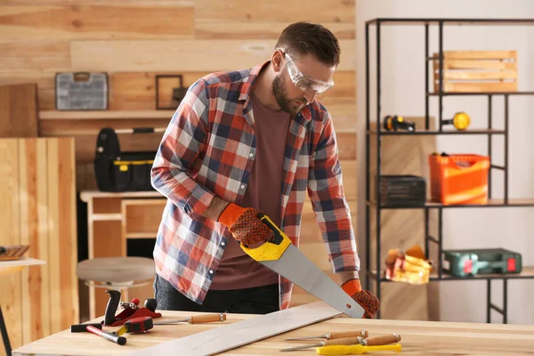 Timmerman Zagen Houten Plank Aan Tafel Werkplaats — Stockfoto