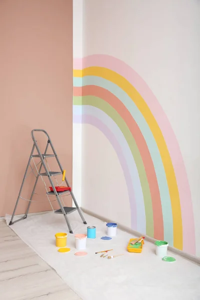 Ferramentas Decorador Diferente Escada Perto Parede Com Arco Íris Pintado — Fotografia de Stock