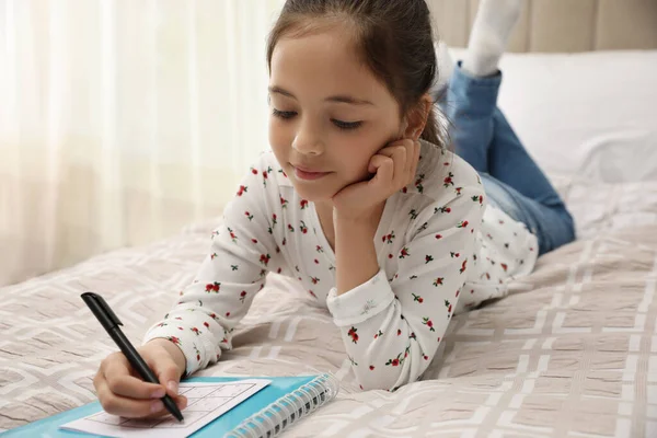 Kleines Mädchen Löst Sudoku Rätsel Hause Bett — Stockfoto