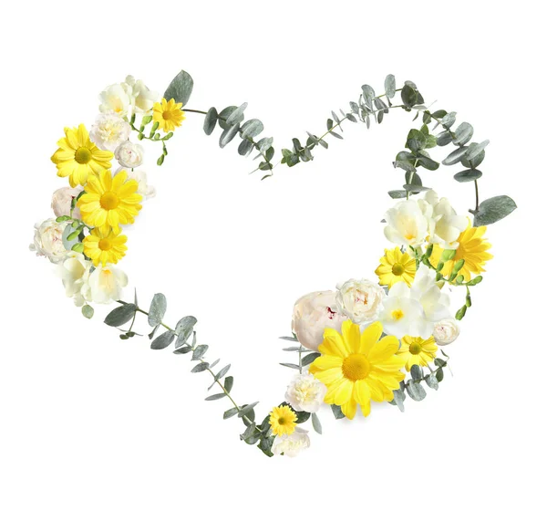 Schöne Herzförmige Komposition Mit Zarten Blüten Und Grünen Blättern Auf — Stockfoto